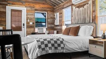 10 makuuhuonetta, työpöytä, silitysrauta/-lauta, vauvan matkasänky