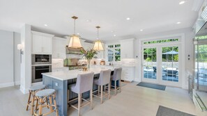 Een magnetron, een oven, een kookplaat, een koffiezetapparaat/waterkoker