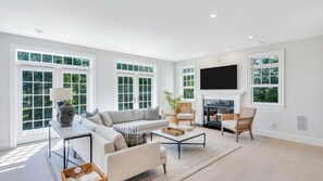 Smart-TV, Kamin, Tischtennisplatte, Stereoanlage