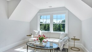 Smart-TV, Kamin, Tischtennisplatte, Stereoanlage