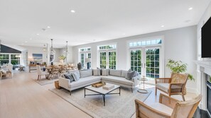 Smart-TV, Kamin, Tischtennisplatte, Stereoanlage