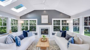 Een smart-tv, een open haard, een tafeltennistafel en een stereo