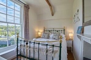3 bedrooms, desk, iron/ironing board, travel cot