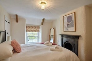 3 bedrooms, desk, iron/ironing board, travel crib - The Old Post Office, Private Parking & Garden (Newquay)