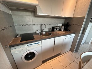 Réfrigérateur, four à micro-ondes, surface de cuisson, lave-vaisselle