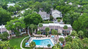 Exterior - Coligny Beach Getaway Villa Private Courtyards (Hilton Head Island)