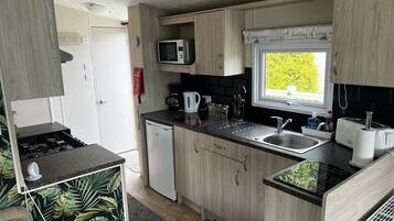 Cabin | Private kitchen | Fridge, microwave, oven, stovetop