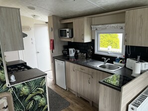 Cabaña | Cocina privada | Frigorífico, microondas, horno y placa de cocina