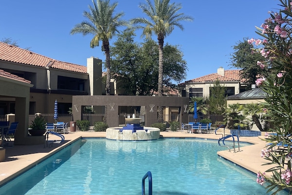 Alberca al aire libre y alberca climatizada