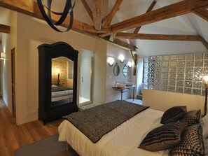 5 bedrooms, free WiFi, bed sheets - Château historique avec jardin, jacuzzi et équipements de détente - 10 personnes (La Rabateliere)