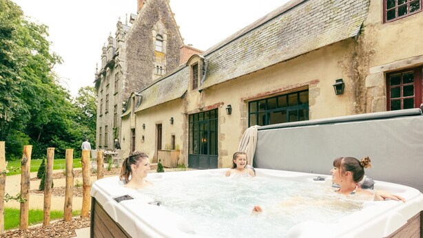 Een bubbelbad in een binnenplaats met stenen gebouwen op de achtergrond.