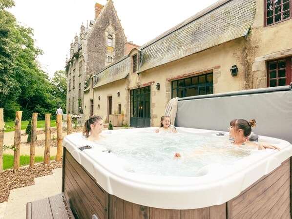 Outdoor spa tub - Château historique avec jardin, jacuzzi et équipements de détente - 10 personnes (La Rabateliere)