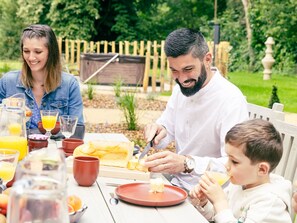 Outdoor dining - Château historique avec jardin, jacuzzi et équipements de détente - 10 personnes (La Rabateliere)