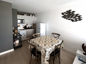 Fridge, microwave, stovetop, dishwasher - Beachside 3-Room Apartment with Terrace, WiFi, and Parking - 100m from Beach (Les Sables-d'Olonne)
