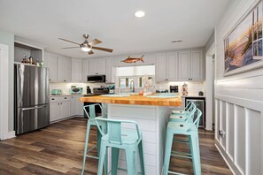 冰箱、微波炉、烤箱、炉灶