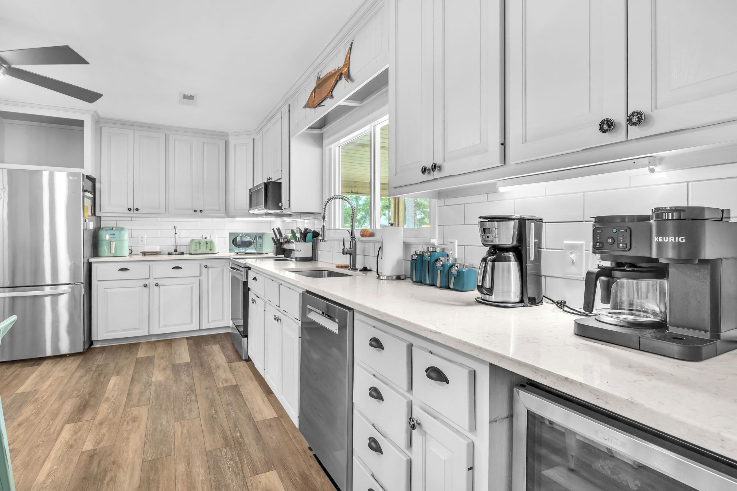 Réfrigérateur, micro-ondes, four, plaque de cuisson