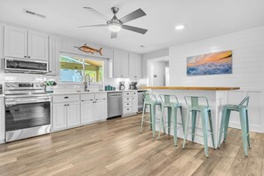 Frigorifero, microonde, forno, piano cottura