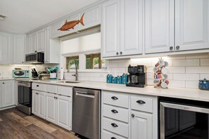 冰箱、微波炉、烤箱、炉灶