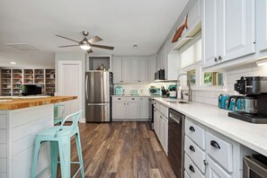 冰箱、微波炉、烤箱、炉灶