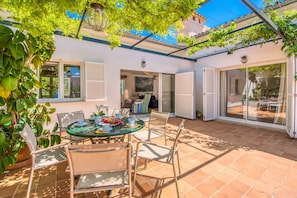 Outdoor dining - Villa Encantada in Alcudia natural surroundings (Alcúdia)
