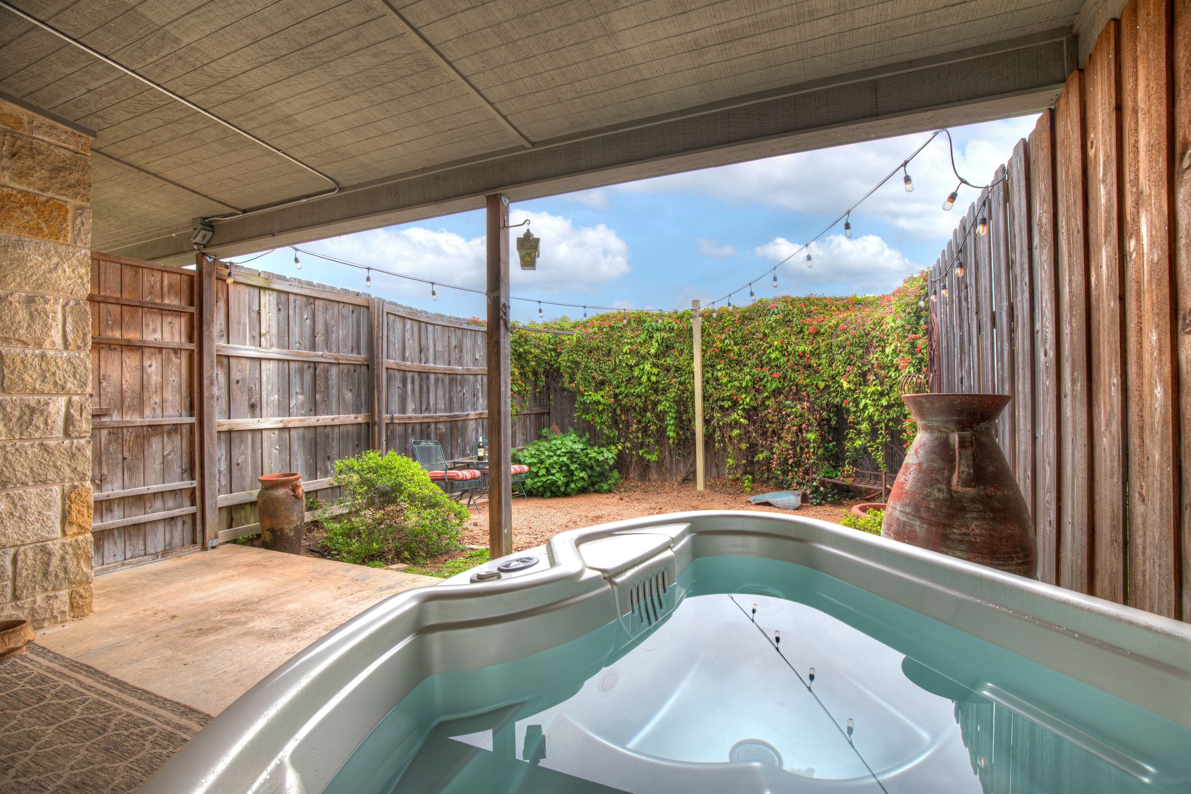 Stunning Cottage with Hot Tub! -2 Min to Wineries!