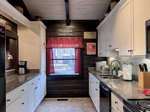 Fridge, microwave, oven, stovetop - ✬Orion’s Getaway✬ Large deck+Gameroom+Wood Stove (Hedgesville)