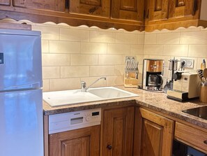 Réfrigérateur, micro-ondes, lave-vaisselle, grille-pain