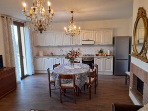 Frigorifero, forno, piano cottura, lavastoviglie