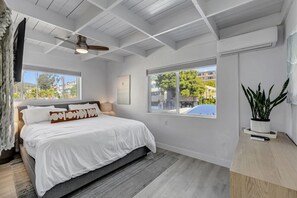 2 Schlafzimmer, Schreibtisch, Bügeleisen/Bügelbrett, Reisekinderbett