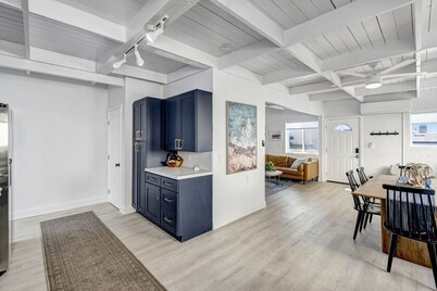 Steps 2 Cleo Beach! 5 Min Walk to DTWN (Air Conditioning!)