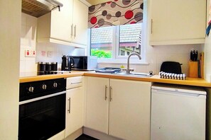House | Private kitchen | Fridge, microwave, oven, stovetop - Trevithick Cottage Sleeps 6, Dog Friendly, Parking (Hayle)