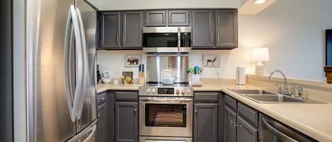 Fridge, oven, stovetop, coffee/tea maker