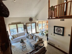 Smart-TV, Kamin, Stereoanlage