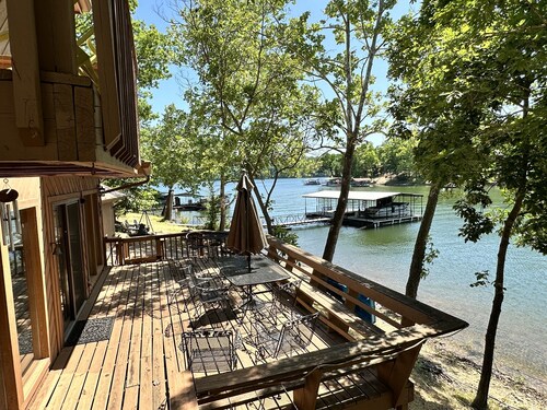 Updated Ozarks Lakefront Home-Lilly pad, kayaks, Private dock & boat ramp.