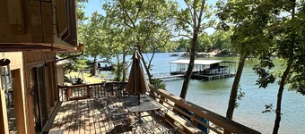 Updated Ozarks Lakefront Home-Lilly pad, kayaks, Private dock & boat ramp.