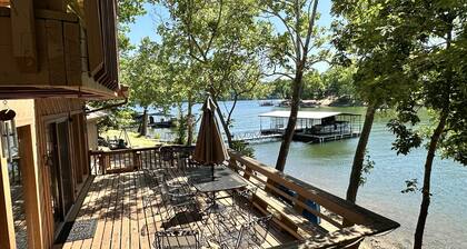 Updated Ozarks Lakefront Home-Lilly pad, kayaks, Private dock & boat ramp.