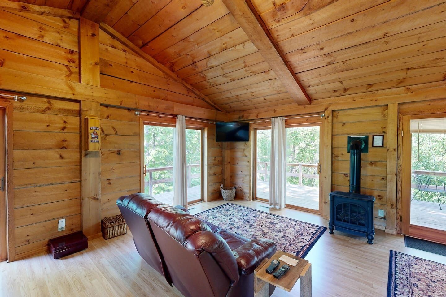 Smart-TV, Kamin, Stereoanlage