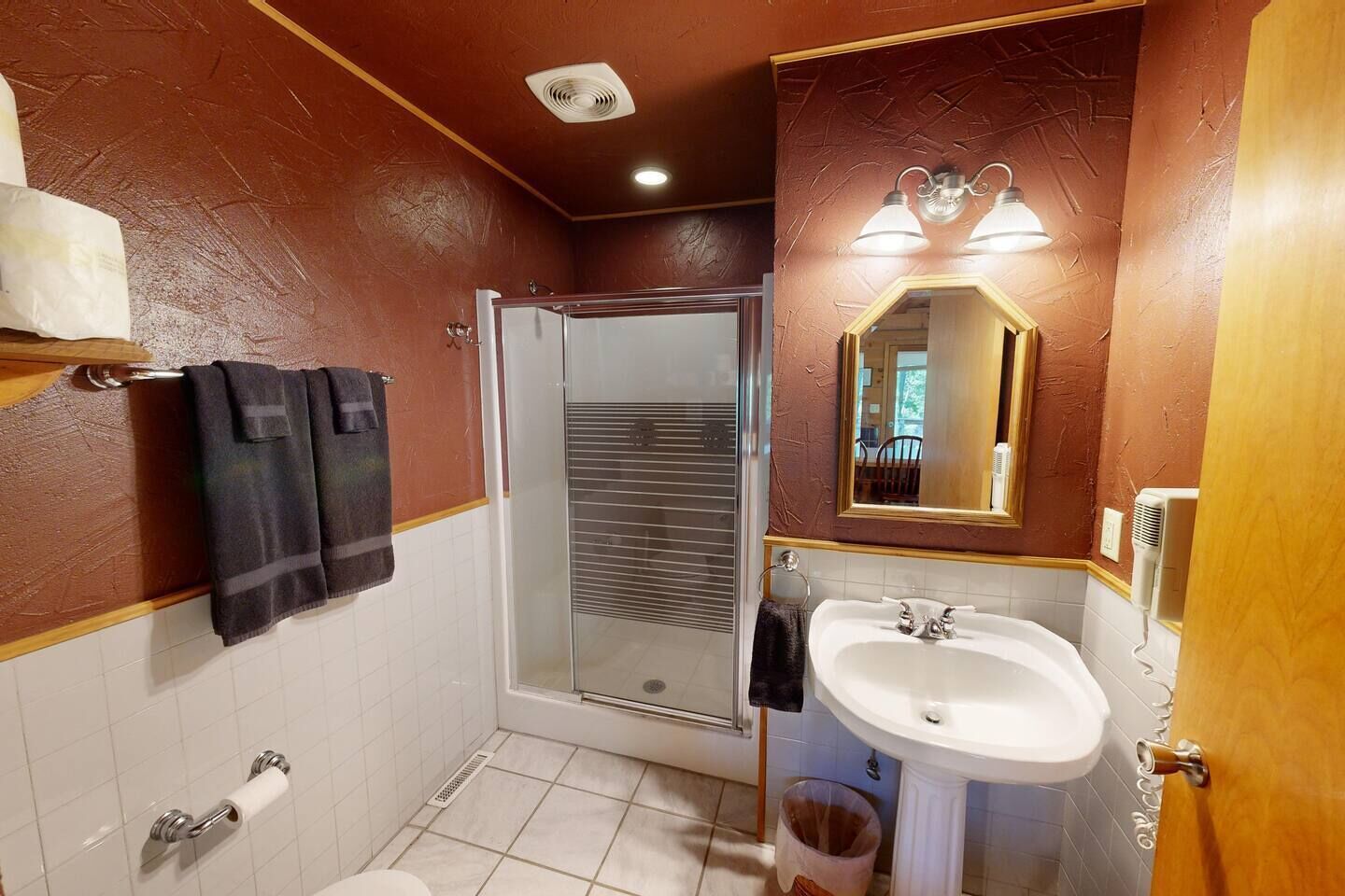 Dusche, Whirlpool, Haartrockner, Handtücher