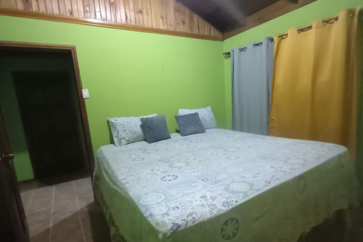 Surmatelas, Wi-Fi gratuit, draps fournis