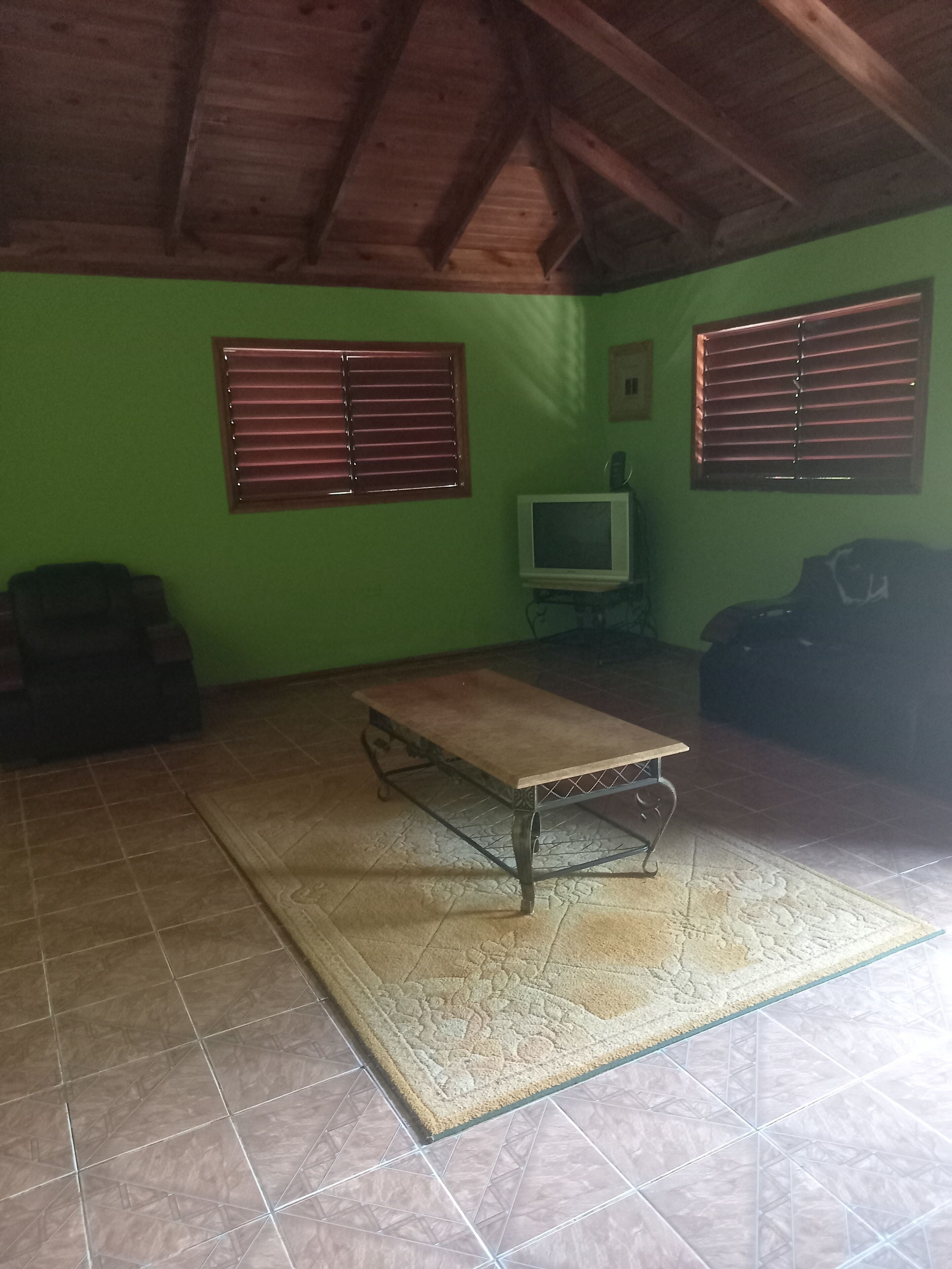 Habitación básica | Área de sala de estar | Smart TV de 32 pulgadas con canales digitales y televisión 