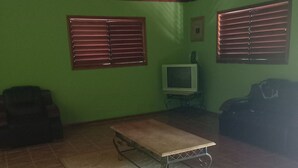 Basic Room | Living area - Deano's Cottages (Black River)