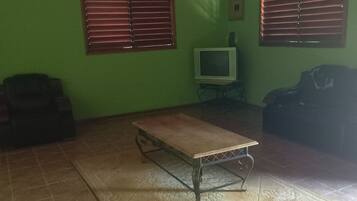 Kamar Basic | Area keluarga | Smart TV 32-inci dengan saluran TV digital dan TV