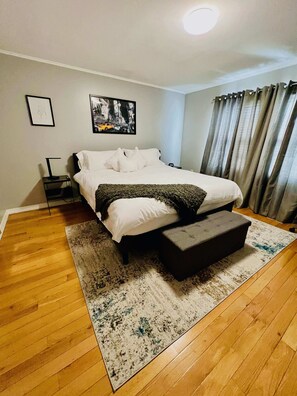 2 bedrooms, desk, iron/ironing board, travel crib - Dew Drop Inn ~ 2 Bed 2 Bath Townhouse with Parking and Outdoor Seating! (Mount Vernon)