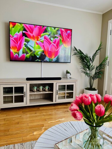 Dew Drop Inn ~ 2 Bed 2 Bath Townhouse with Parking and Outdoor Seating!