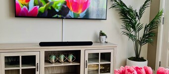 Dew Drop Inn ~ 2 Bed 2 Bath Townhouse with Parking and Outdoor Seating!