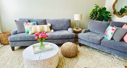 Dew Drop Inn ~ 2 Bed 2 Bath Townhouse with Parking and Outdoor Seating!