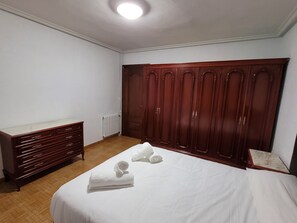 3 chambres, fer et planche à repasser, Wi-Fi, draps fournis