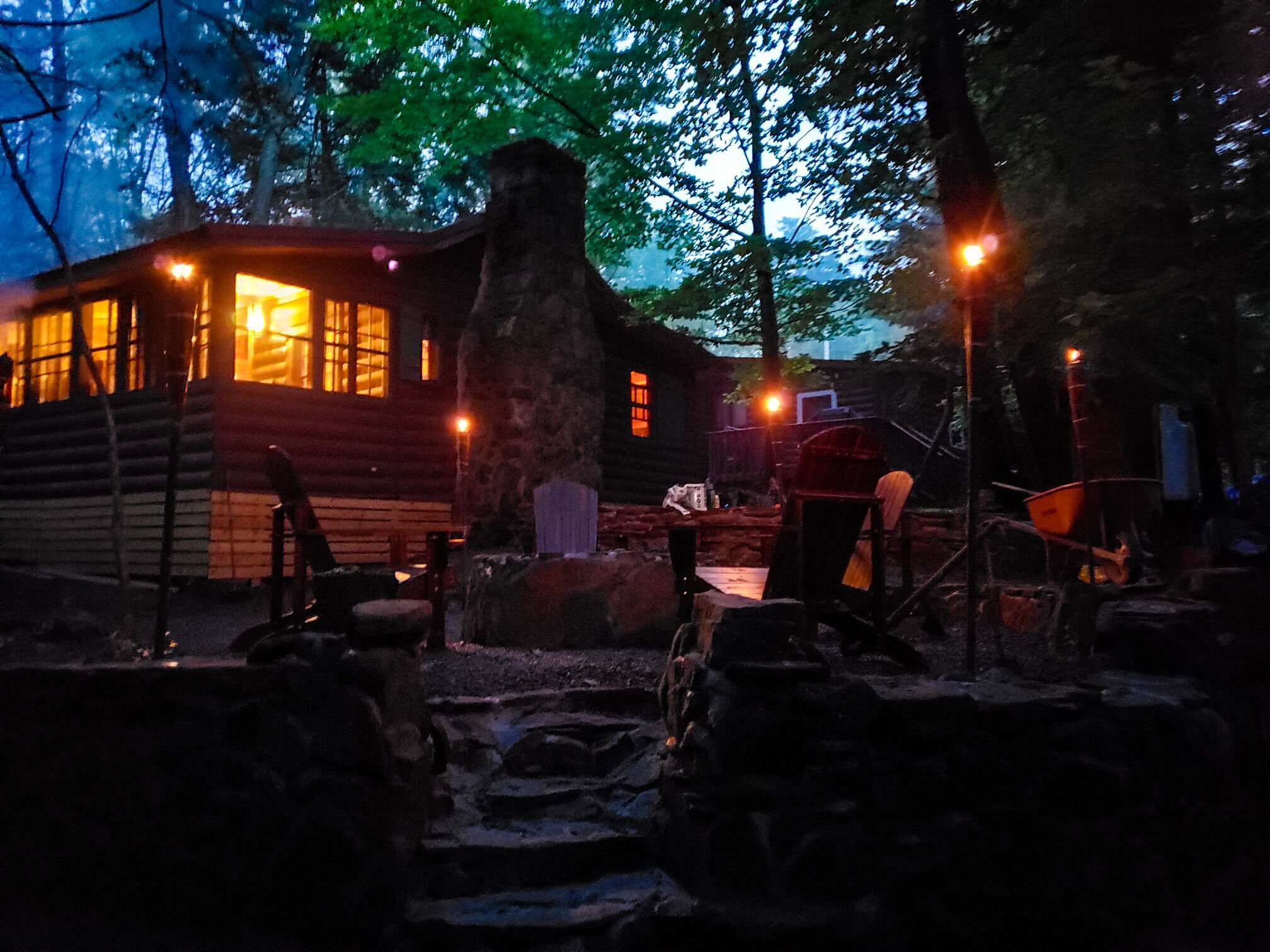Romantic getaway in a cozy cedar cabin with sauna by Bethel Woods