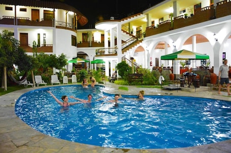 Una piscina al aire libre, sombrillas
