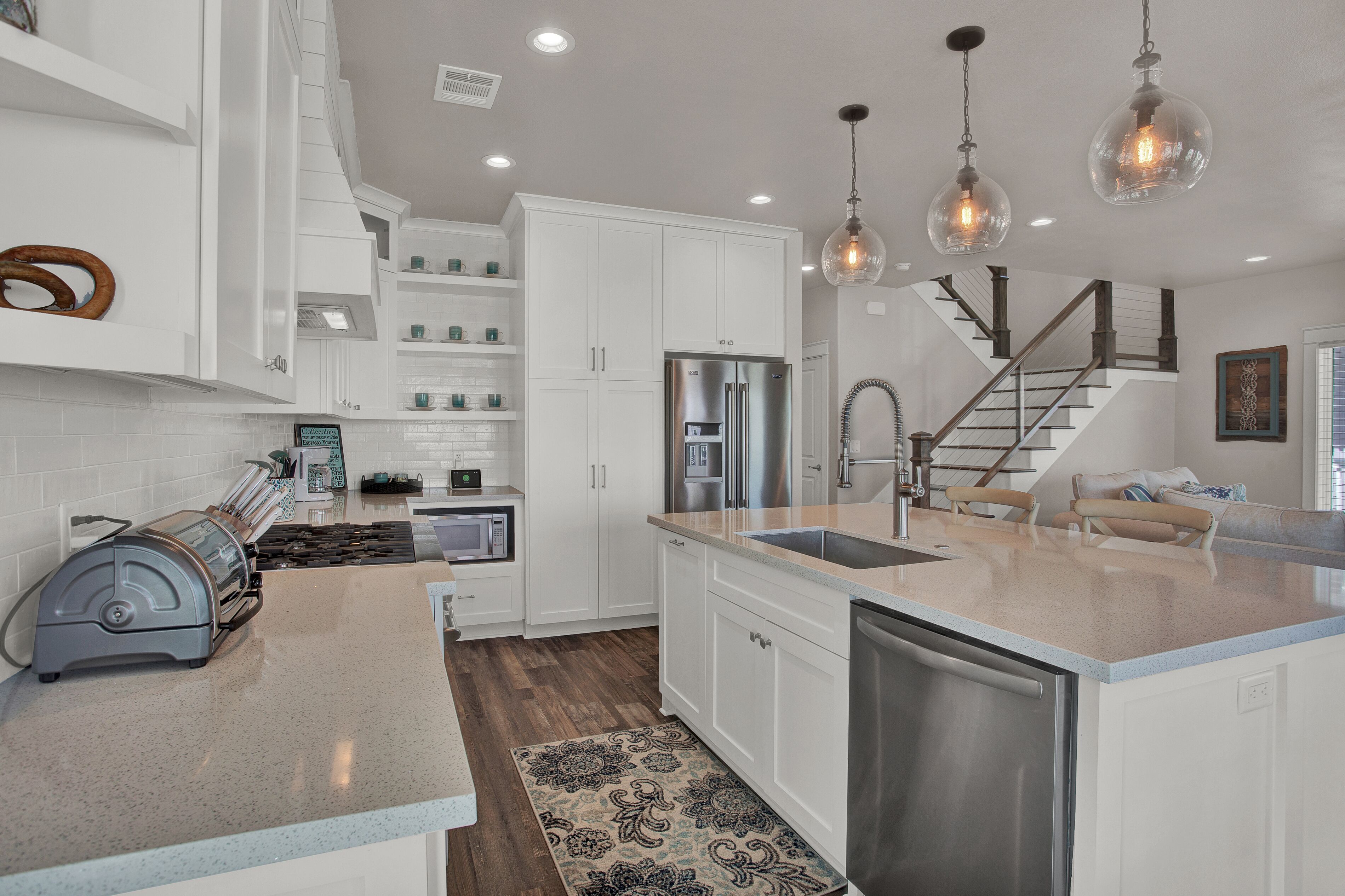 Réfrigérateur, micro-ondes, four, plaque de cuisson